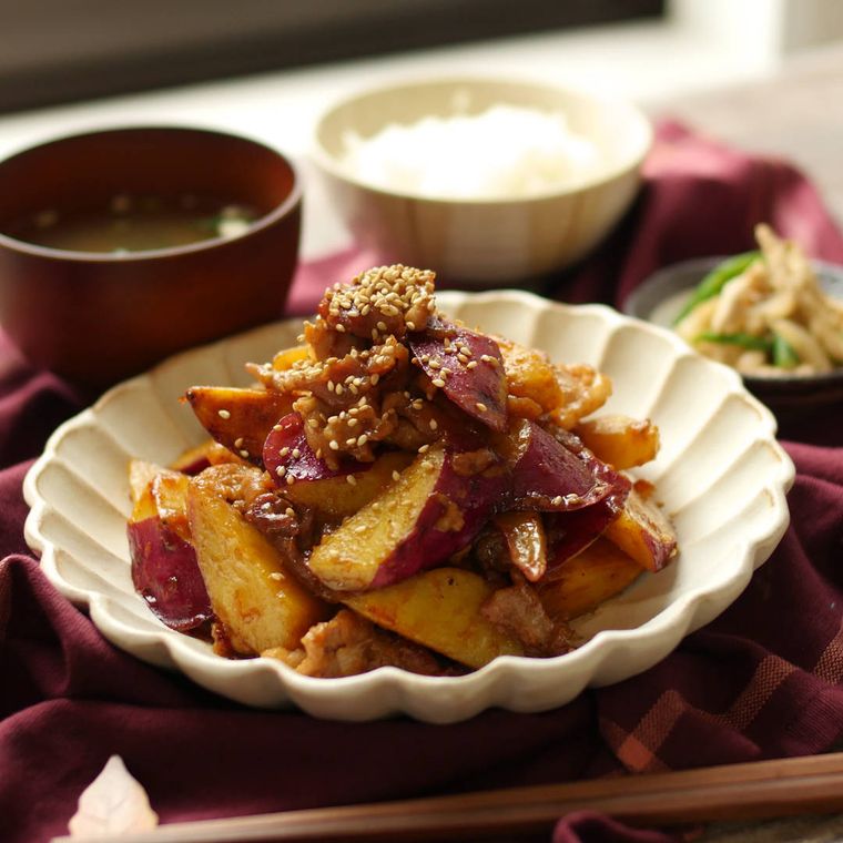 白い皿に盛り付けられた豚肉とさつまいもの甘辛炒め