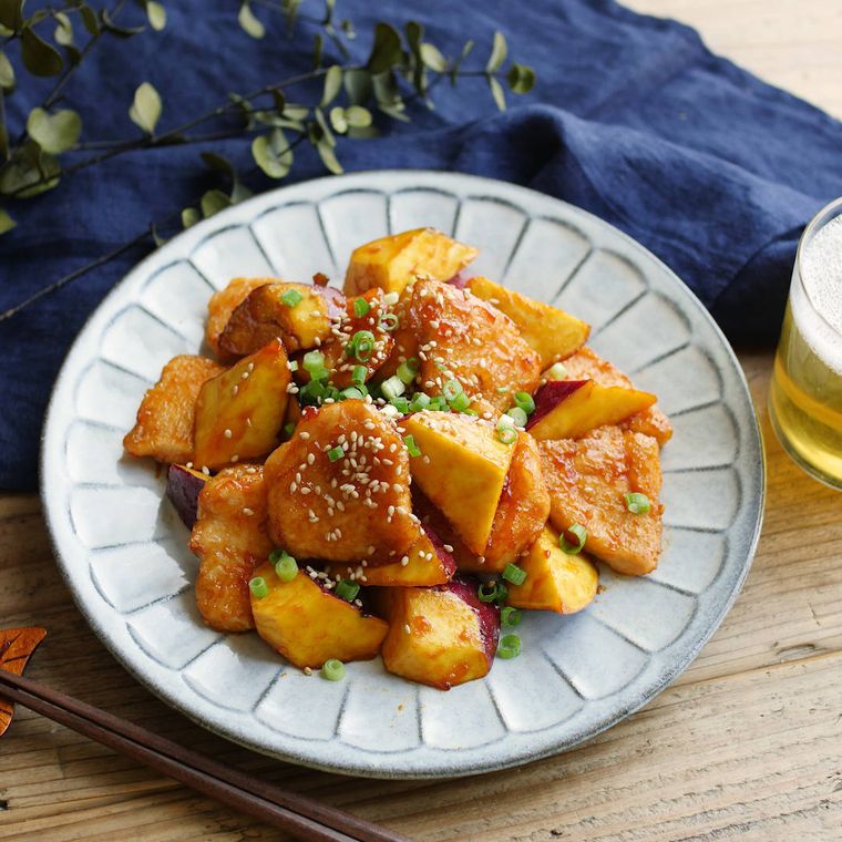 白い皿に盛った鶏むね肉とさつまいもの炒め物