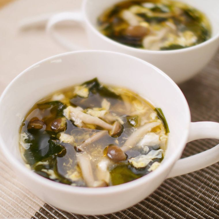 白いスープカップに盛り付けられたふわふわ卵の中華スープ