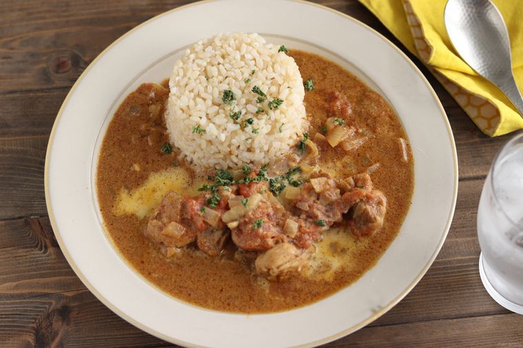 器に盛られたバターチキンカレー
