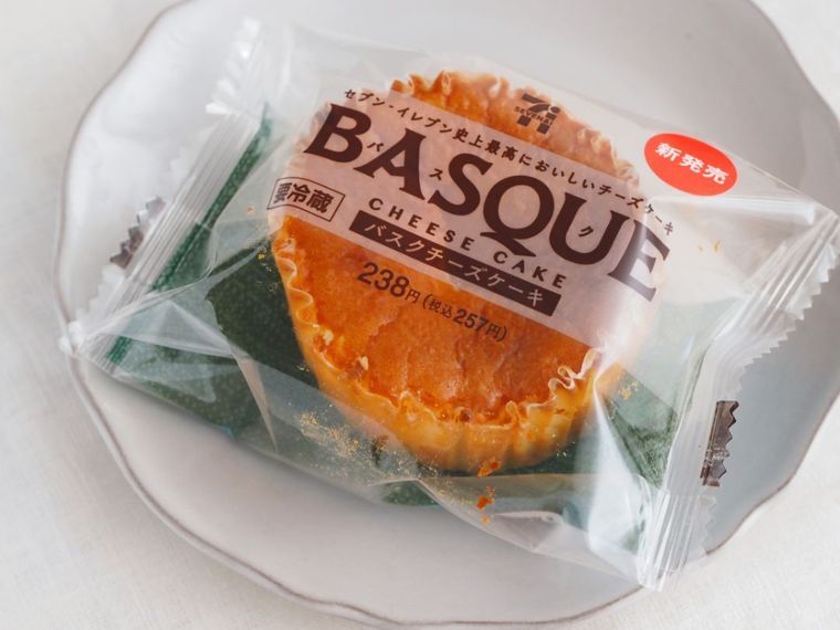 真っ黒…じゃない!? セブン「バスクチーズケーキ」の再現度は…?の画像