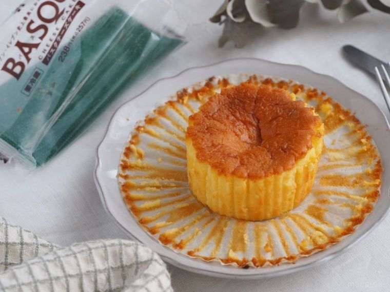 真っ黒…じゃない!? セブン「バスクチーズケーキ」の再現度は…?の画像