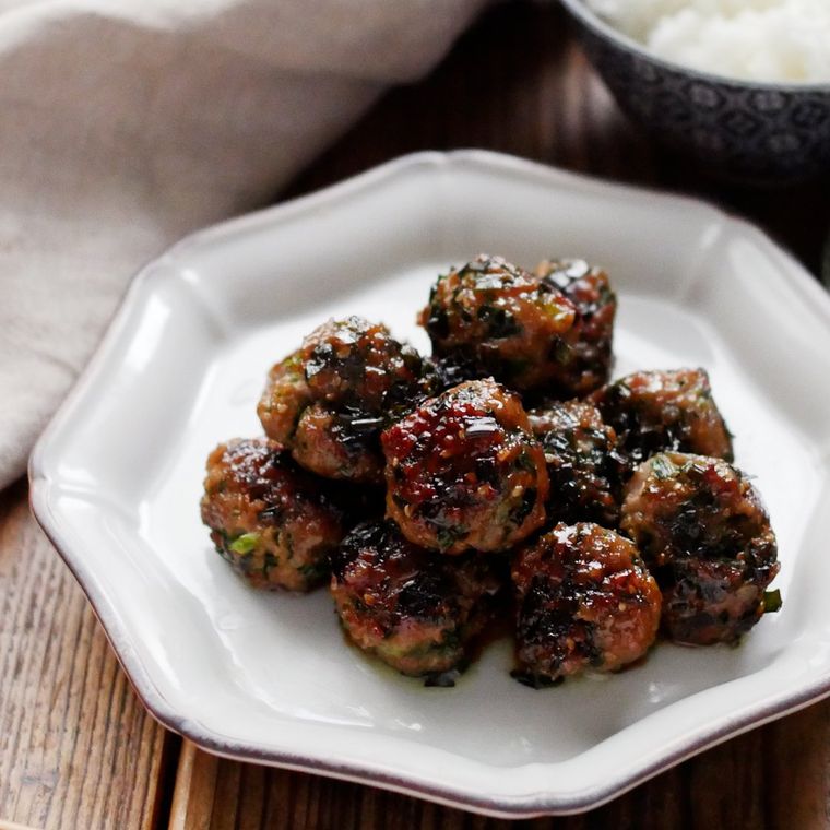 八角形の白い皿に盛りつけられている、ニラとひき肉の甘辛団子