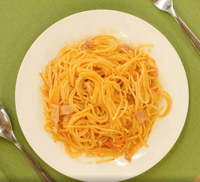 白い丸皿に盛られた炊飯器で作るスパゲッティナポリタン