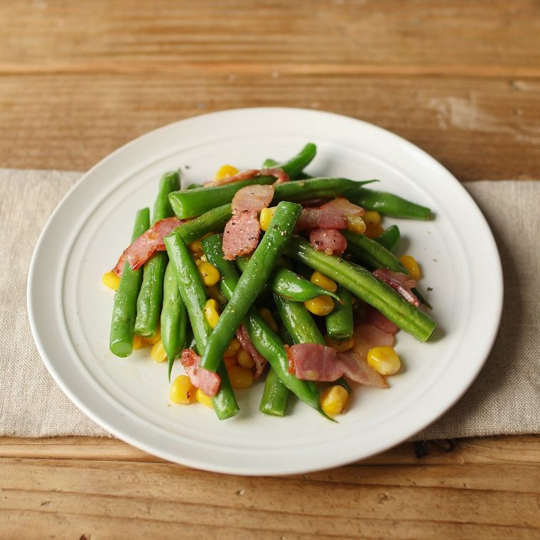 皿に盛られたいんげんとベーコンのソテー