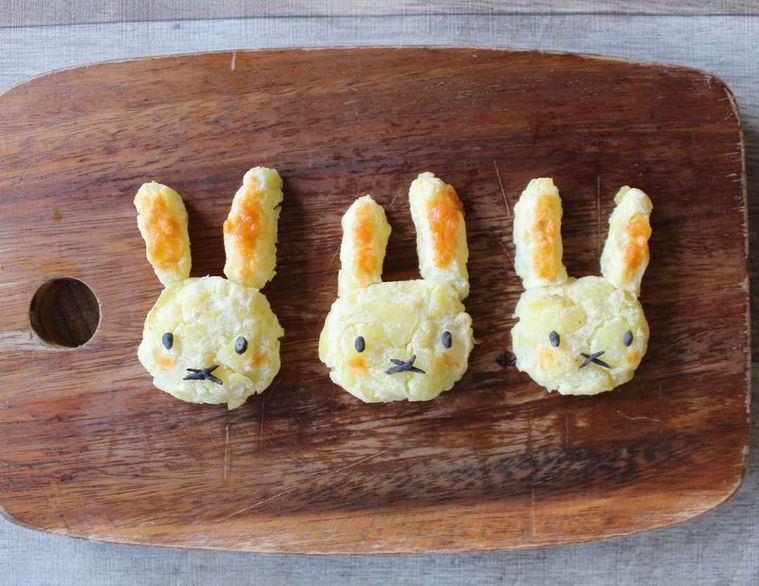小麦粉なしのオニオンポテトのおからクッキーはうさぎの顔の形