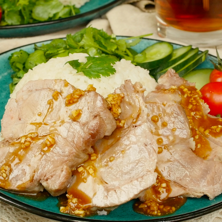 プレートに盛り付けられた肉厚カオマンブタ