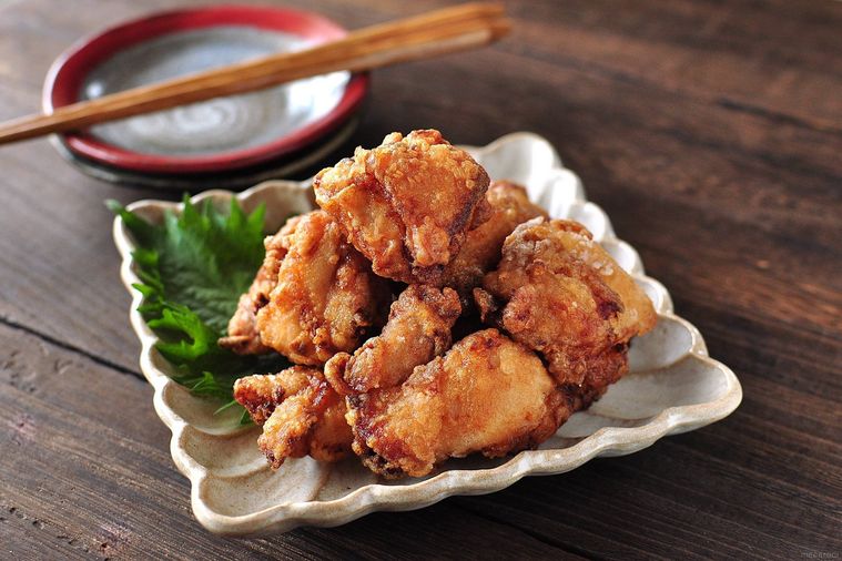 白い皿に盛り付けた梅のさっぱり鶏唐揚げ