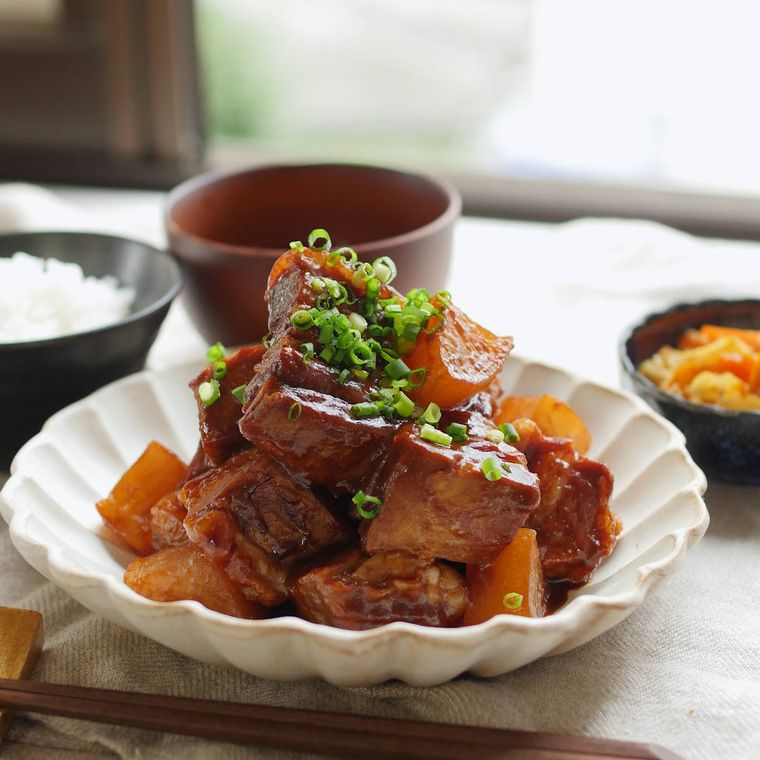 皿に盛り付けられた豚バラ肉のこくうま土手角煮