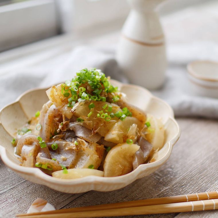 皿の盛り付けられた大根とこんにゃくの煮物