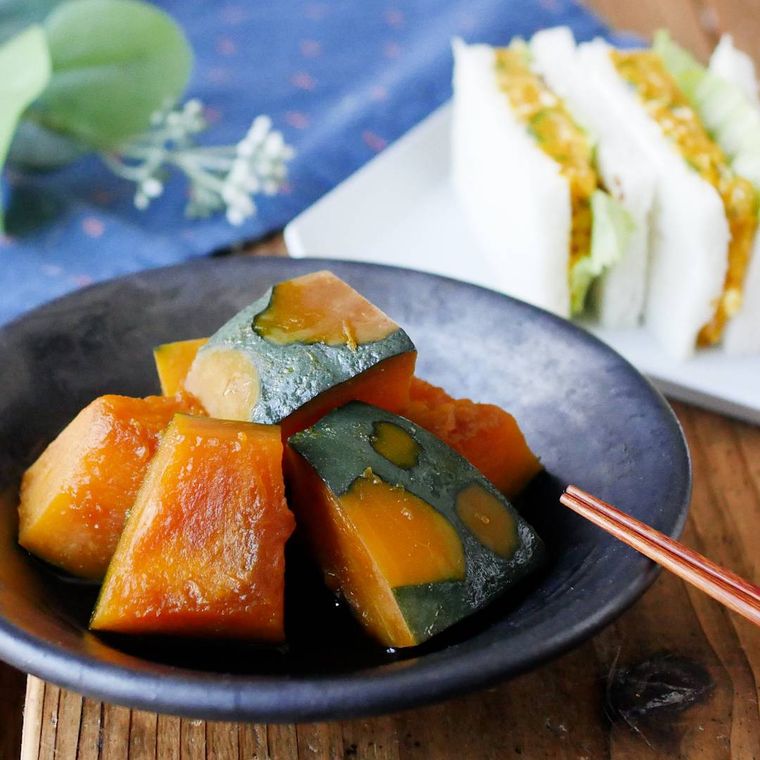 黒い皿に盛り付けられたかぼちゃの煮物