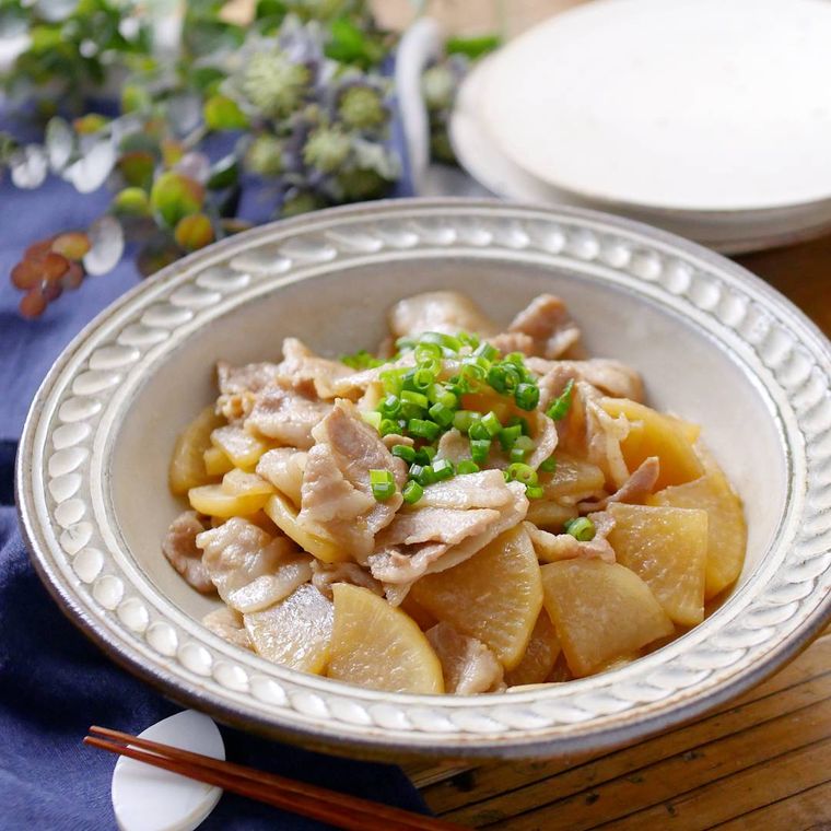 皿に盛り付けられた豚バラと大根の煮物