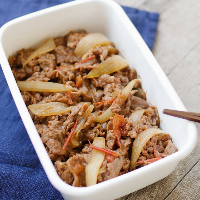 白い容器に入ったトマトと牛肉のしぐれ煮