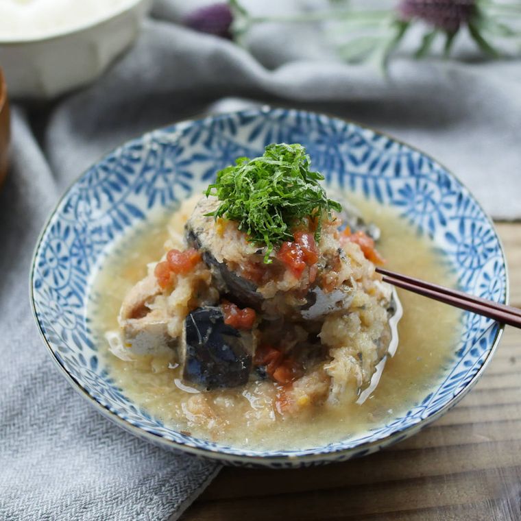 皿に盛り付けられたさば缶の梅おろし煮