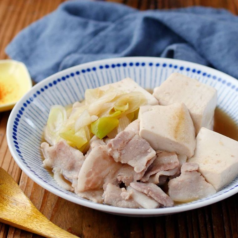 皿に盛り付けられた豚バラ肉の肉豆腐