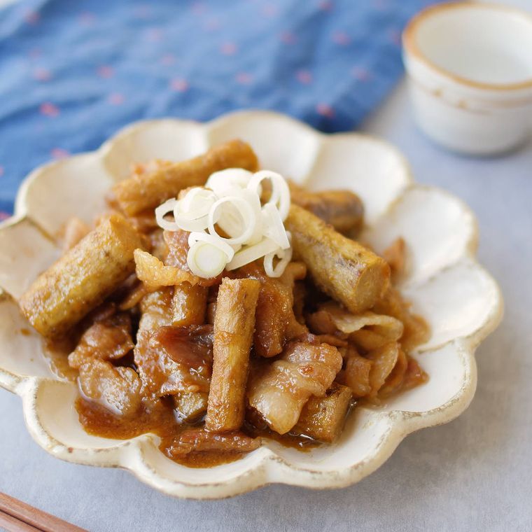 皿に盛り付けられた豚バラ肉とごぼうのみそ煮