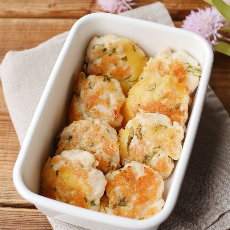 白く四角い容器に入ったささみのカリカリチーズつくね