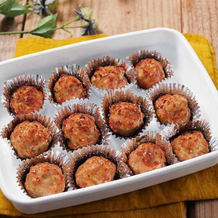 白い容器に入ったねぎみそ焼きつくね