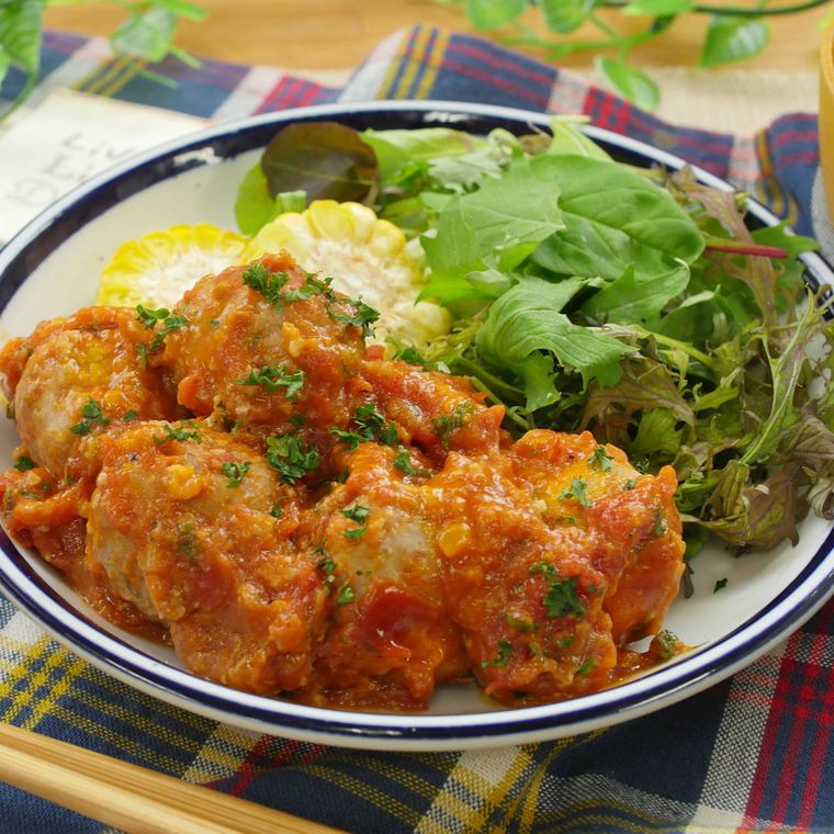 紺色の縁取りの白色の丸皿に盛られたミートボールのトマト煮