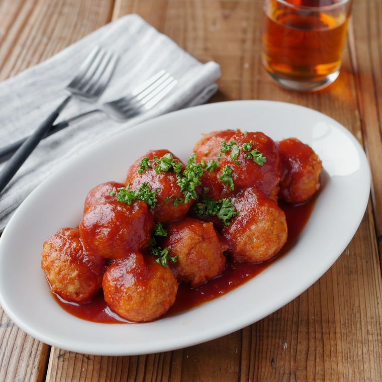 白色の楕円の皿に盛られたおから入りふわふわミートボール