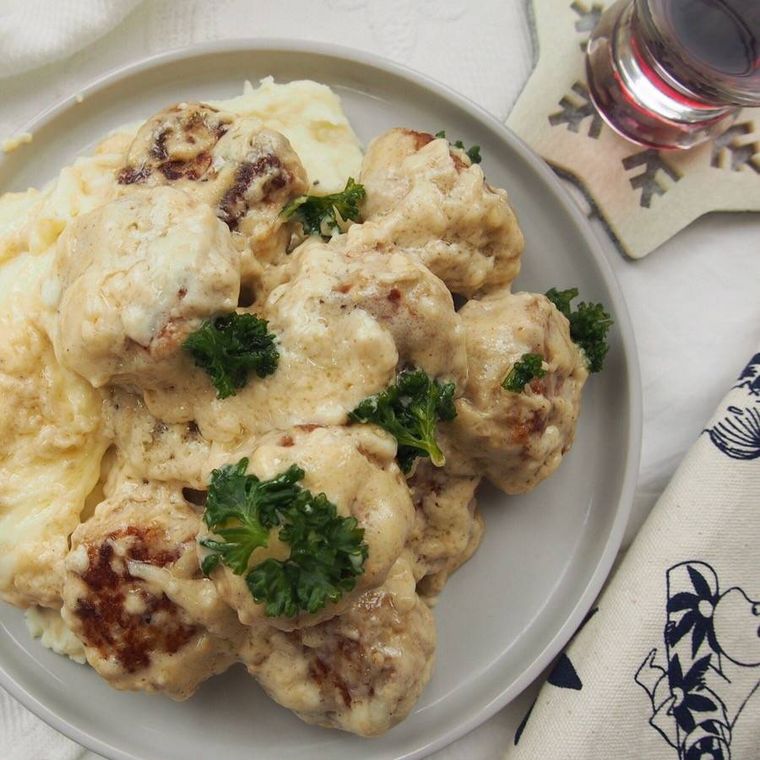 ブルーグレーの丸皿に盛られたミートボールのクリーム煮