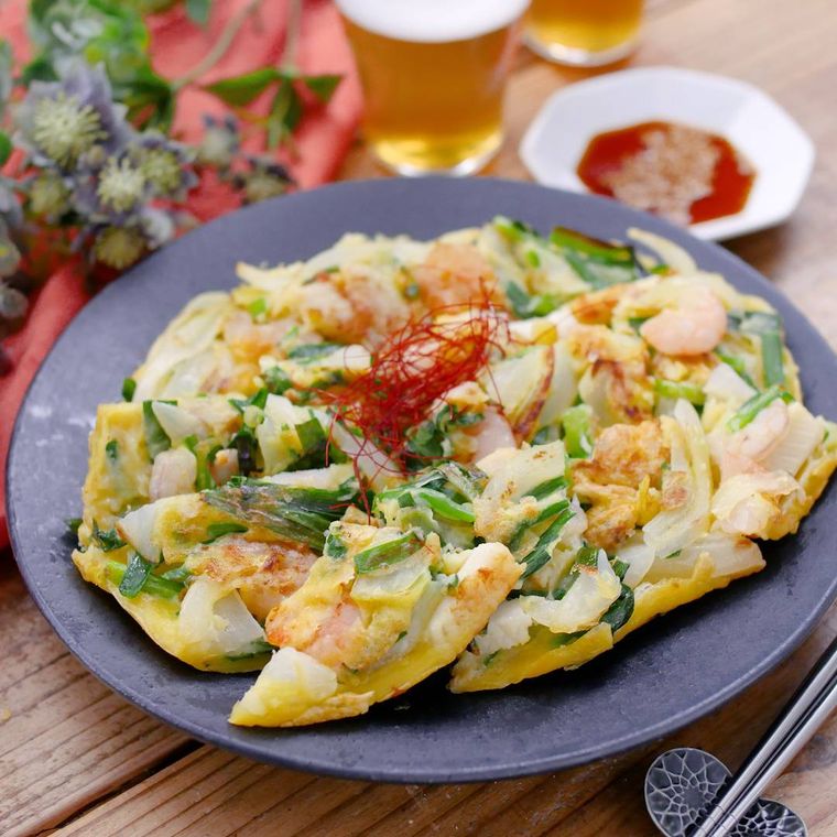 黒い皿に盛られている海鮮チヂミ