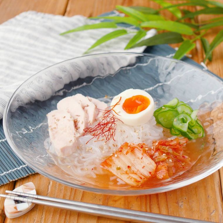 ガラスの器に盛られているさっぱりおいしいしらたき冷麺