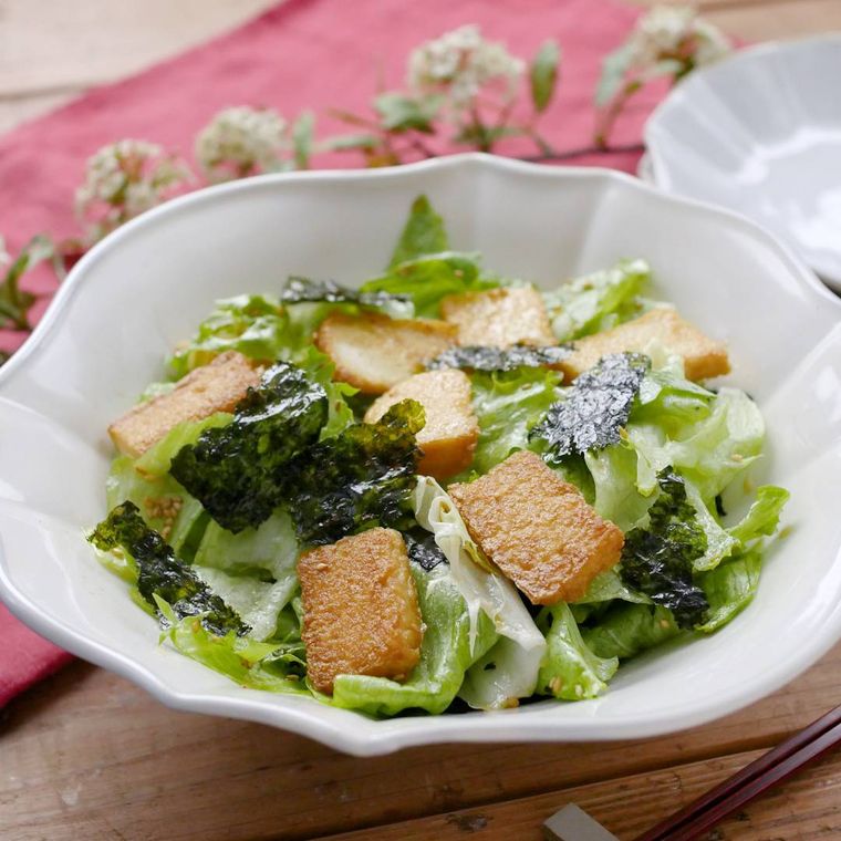 白い皿に盛られている厚揚げとレタスの韓国風チョレギサラダ