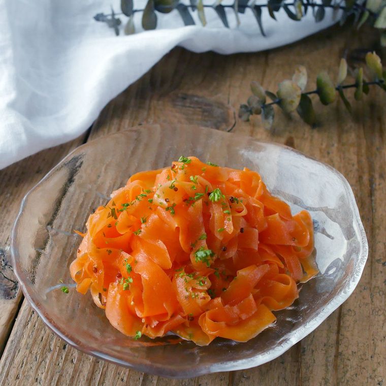 透明な皿に盛り付けられた爽やかキャロットラぺ