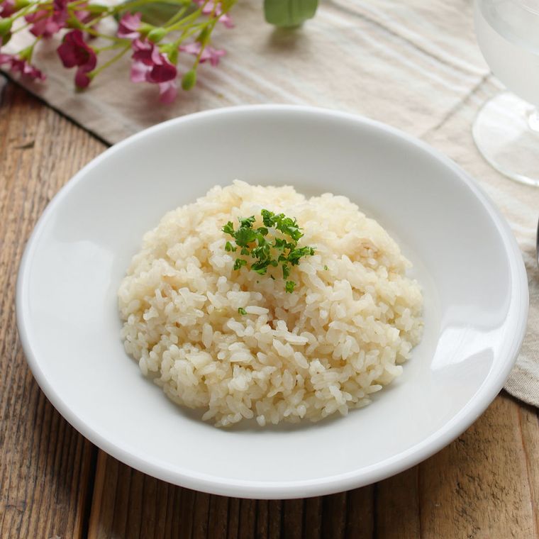 白い皿に盛り付けられたこっくりバターライス