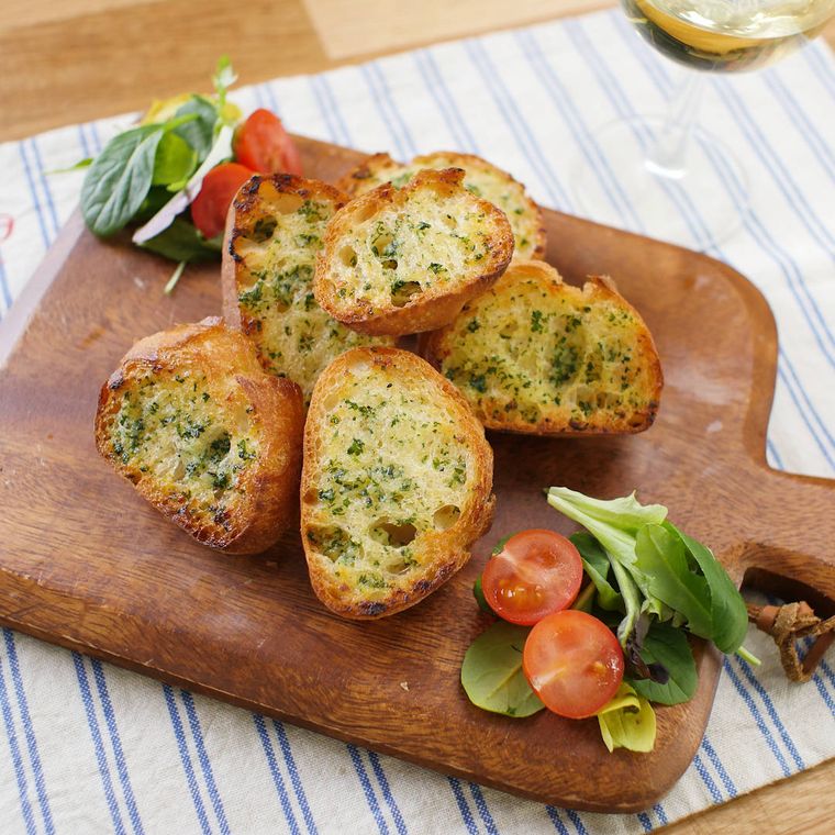 木のトレーに盛り付けられたガーリックトースト