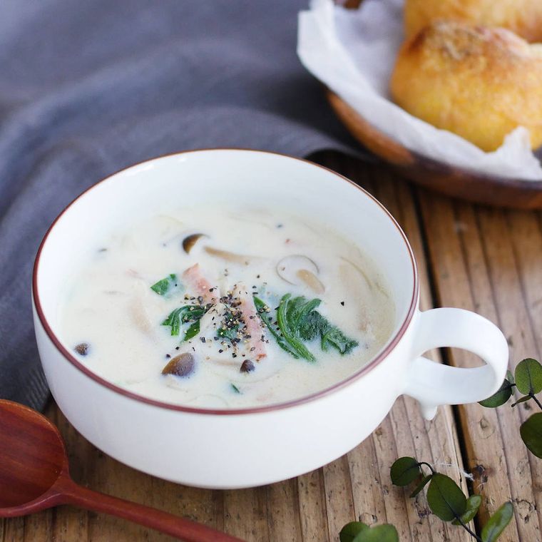 白いスープに盛り付けられたほうれん草のミルクスープ