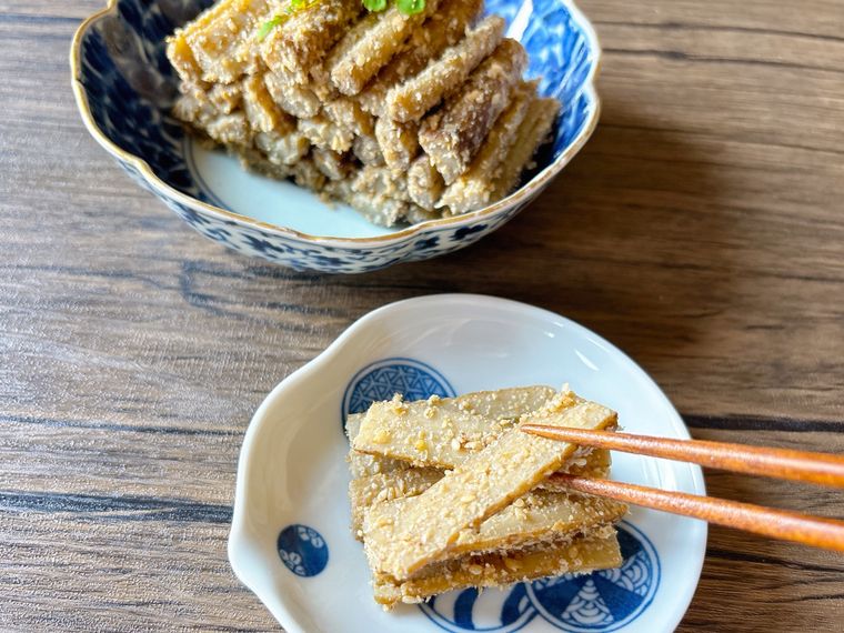 たたきごぼうを箸あげする様子