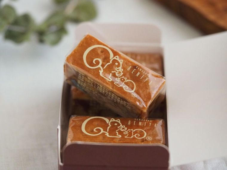 リスのイラストが描かれたフィルムで包まれたお菓子