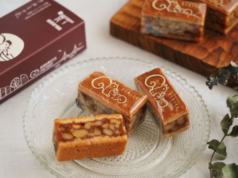 ガラスの皿に並べられたクルミッコ