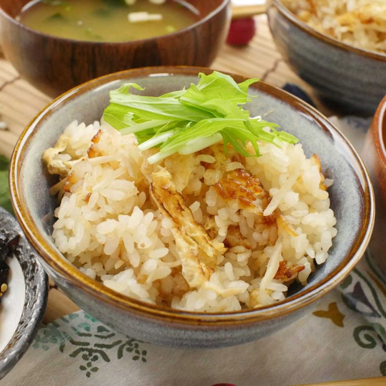 お茶碗に盛られた新生姜と焼き油揚げの炊き込みご飯