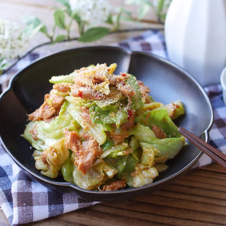 黒い器に盛られた、キャベツのツナみそ和え