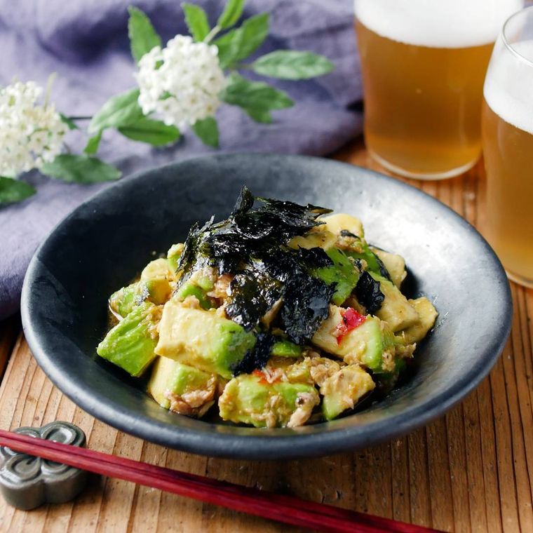 黒い皿に盛られた、アボカドとツナ缶のナムル