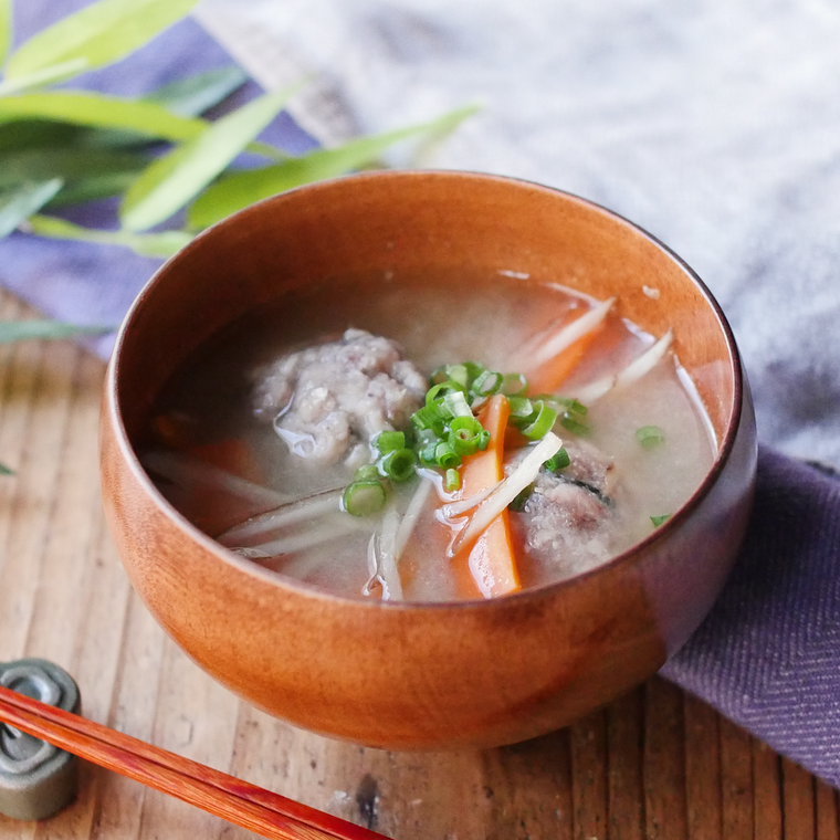 木製のお椀に盛りつけられた根菜といわしのつみれ汁