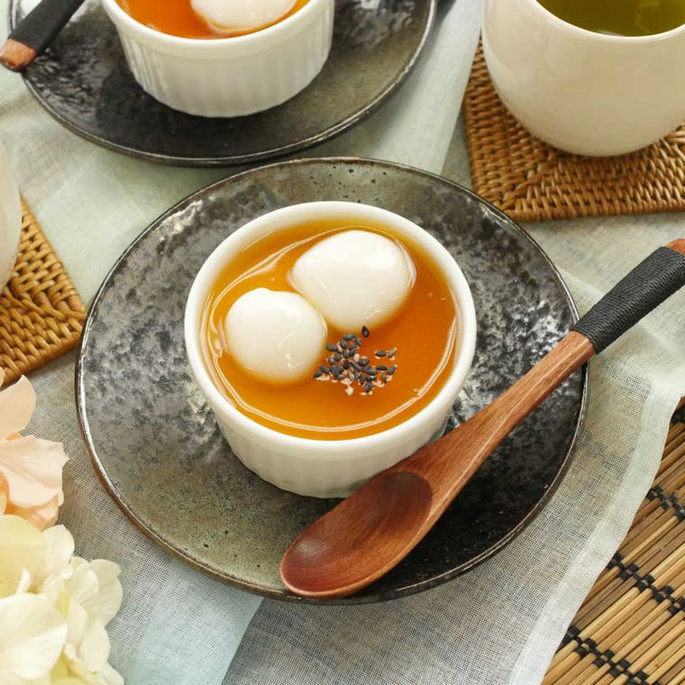 白いココットに入っているみたらしだれの白玉豆乳プリン