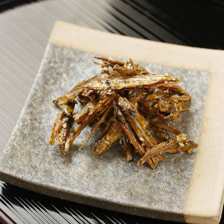 四角い2色皿に盛りつけられたごまめの田作り