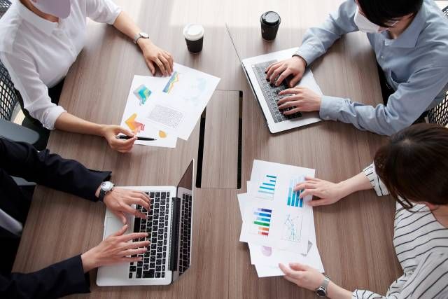 テーブルに座って会議をする様子