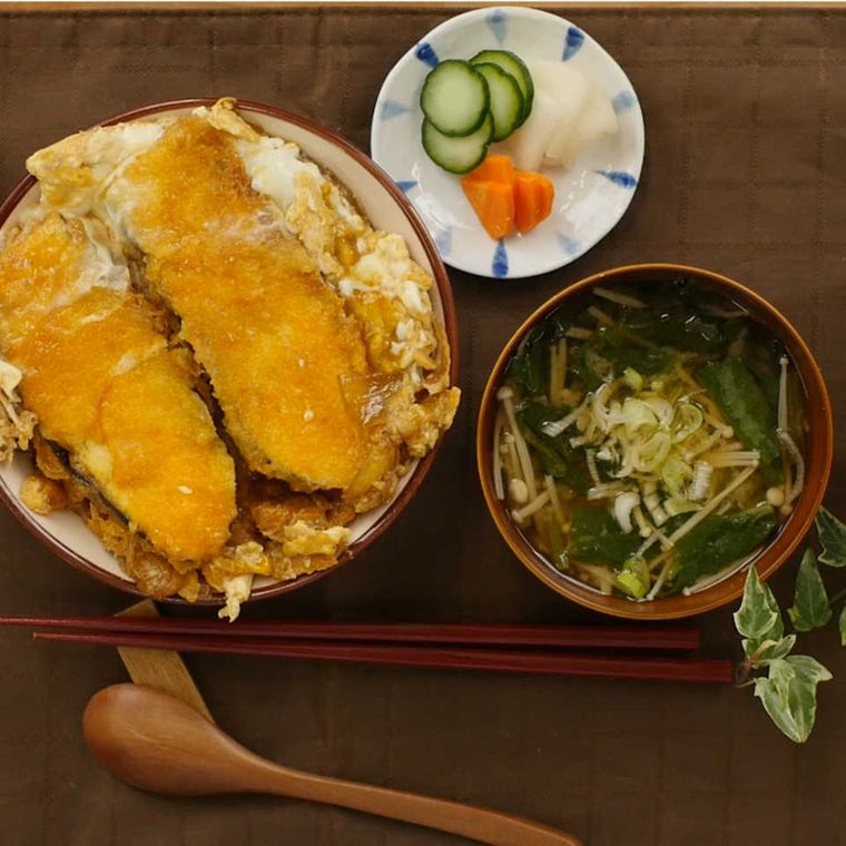 肉の代わりにナスを使ったカツ丼と、味噌汁、漬物