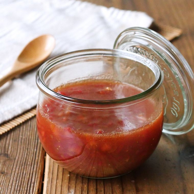 透明な瓶に入った梅トマトソース