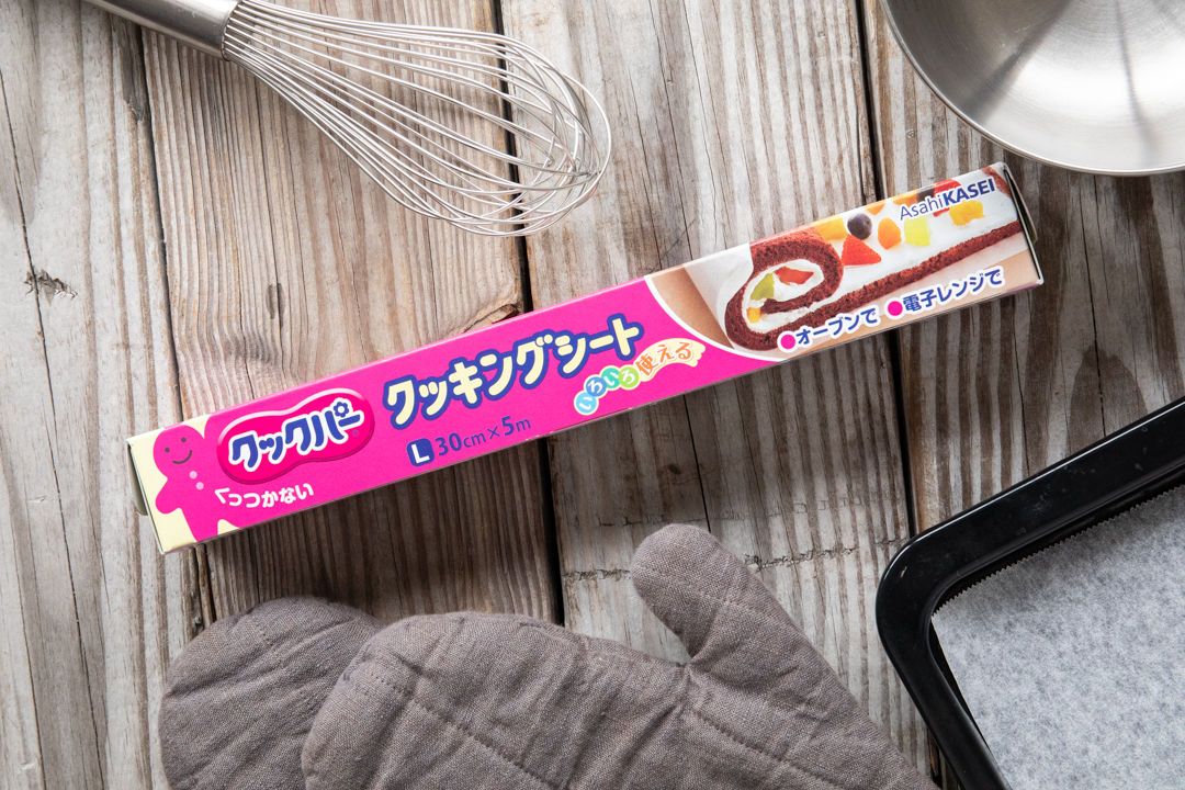 天板に敷かれたクッキングシートとクッキングシートのパッケージ