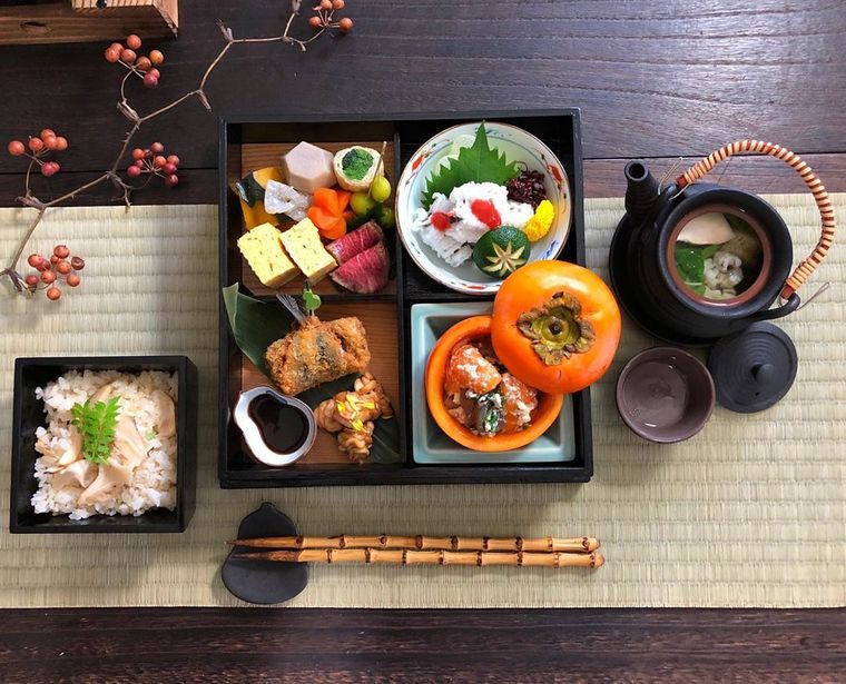 和食を詰めた松花堂重の写真