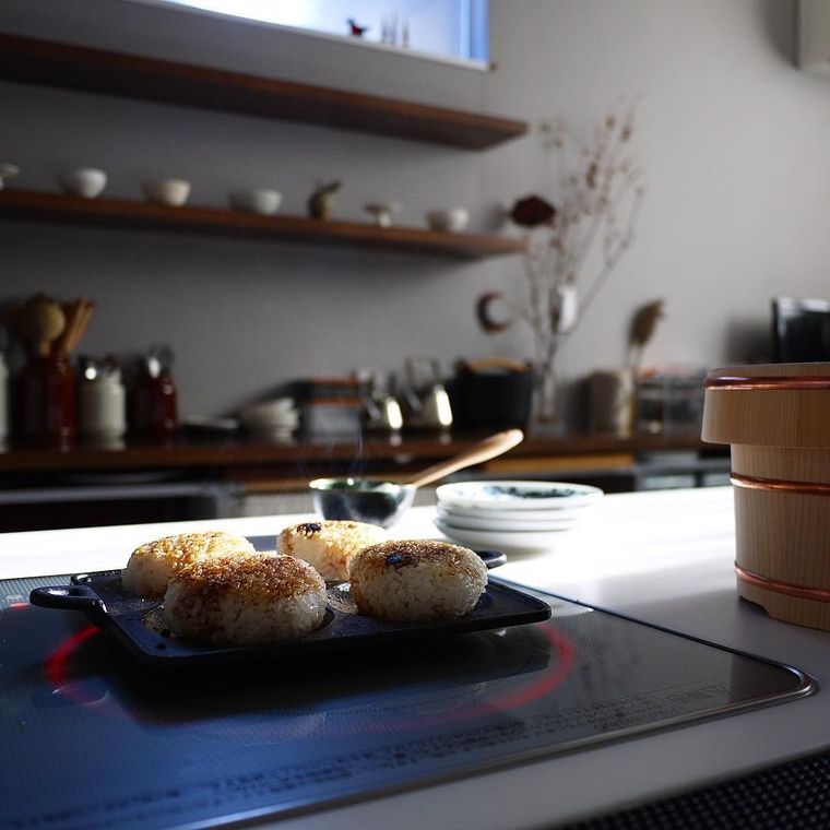 キッチンに焼きおにぎりがおいてある写真