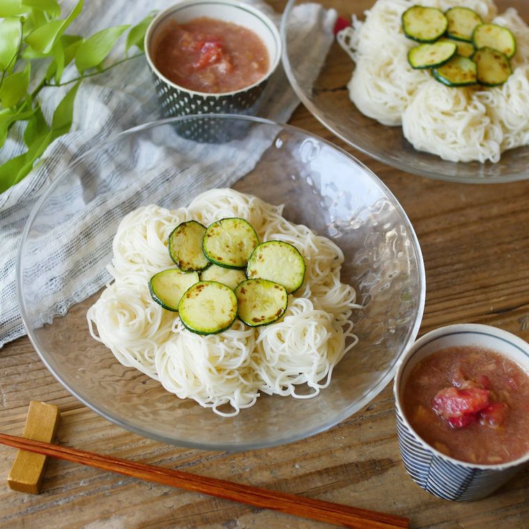 ガラス皿に盛られた、トマトとツナの柚子こしょうそうめん