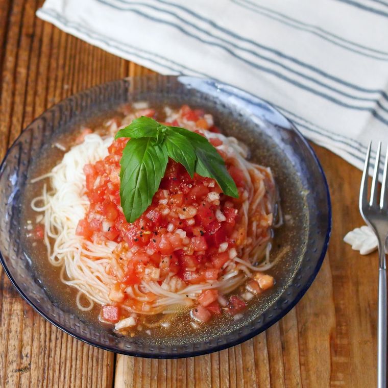 青いガラス皿に盛られたイタリアントマトそうめん