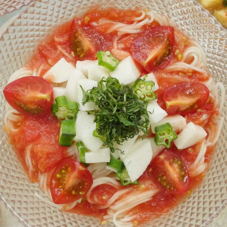 ガラス皿に盛られた、長芋とオクラのトマトそうめん